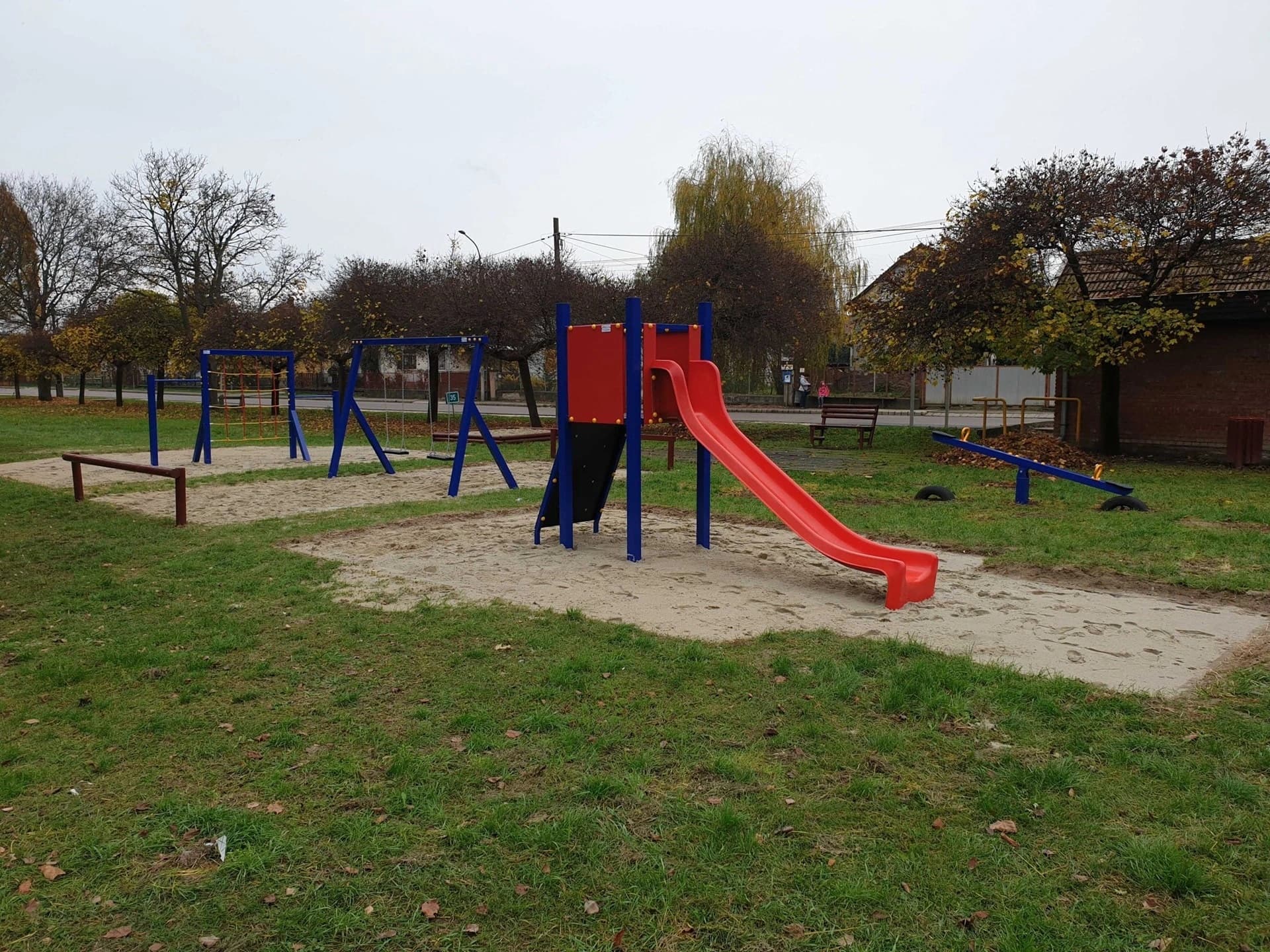 Fém játszóvár csúszdával – Recsk