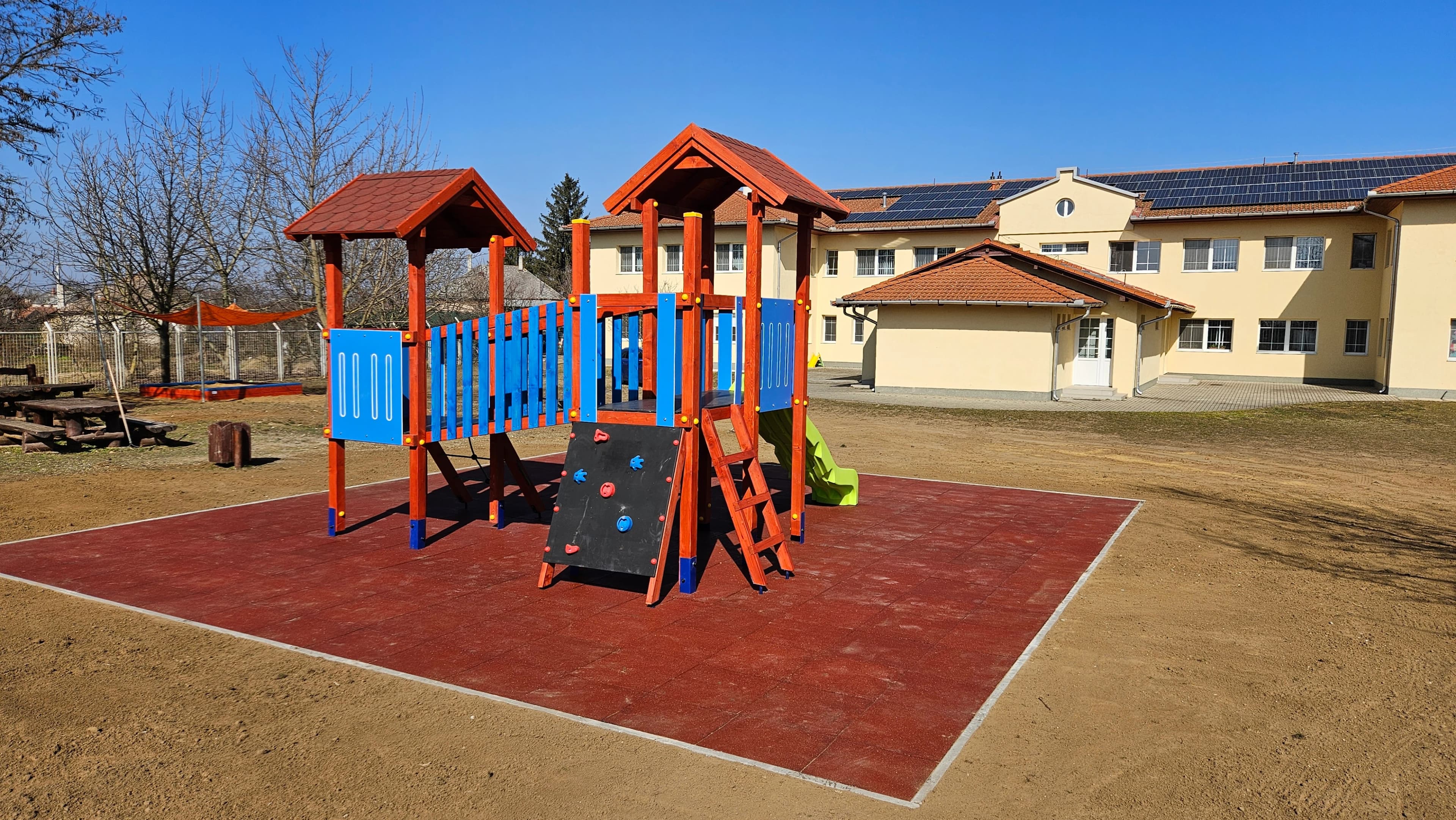 Kéttornyú fa játszóvár mászókombinációval – Prügy
