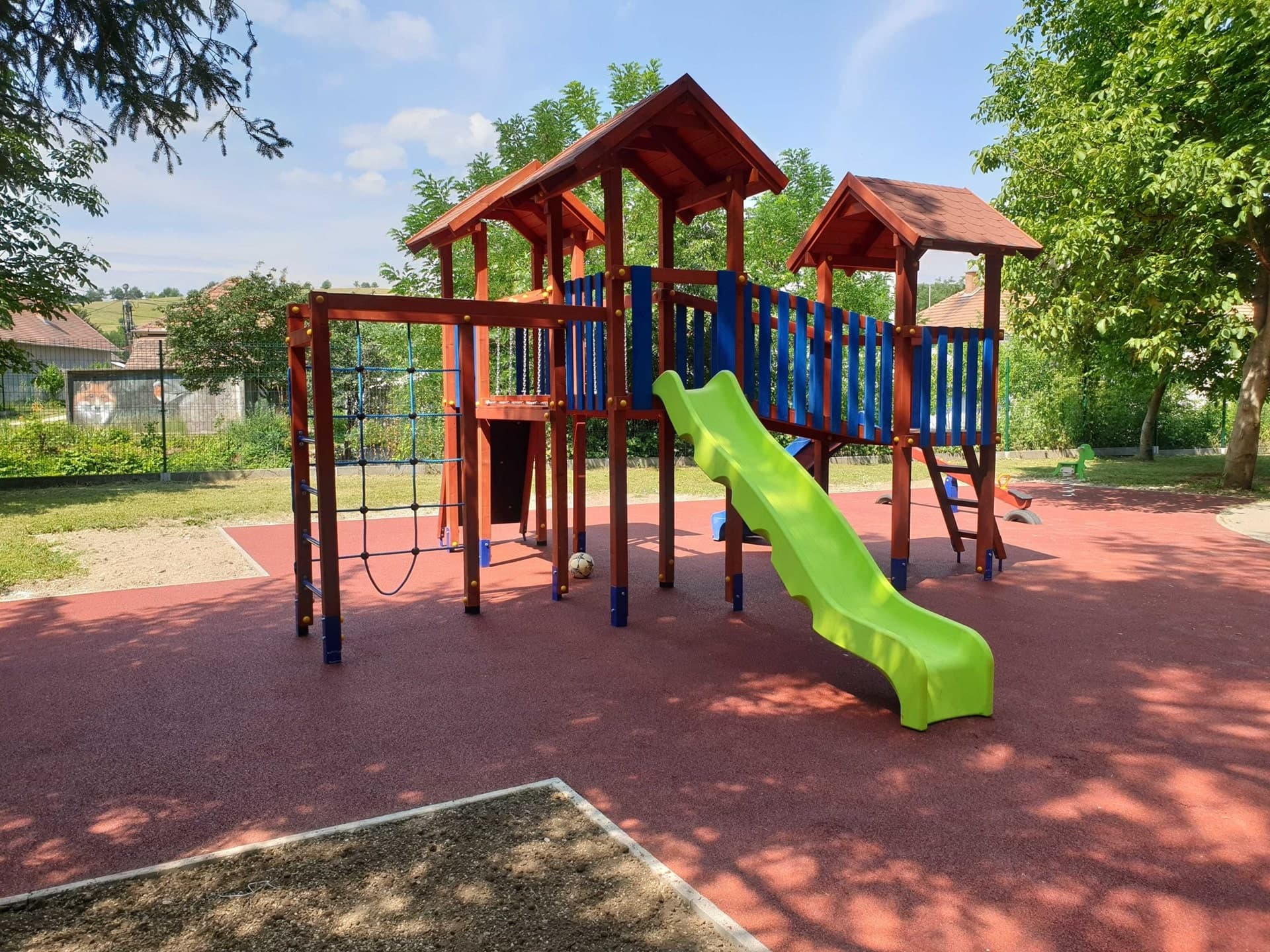 Nagy alapterületű városi játszótér és kalandpark fém eszközökkel