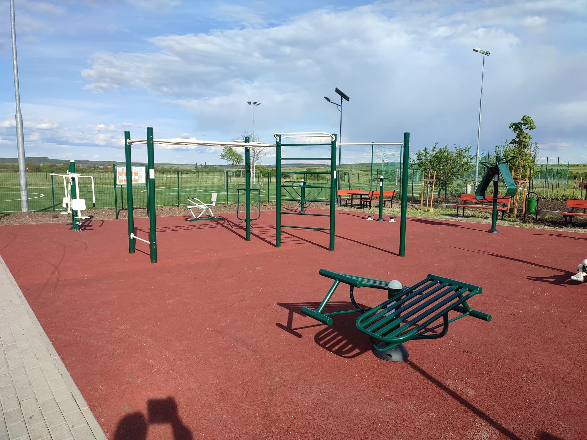Kültéri fitnesz park és felnőtt játszótér eszközök sportoláshoz