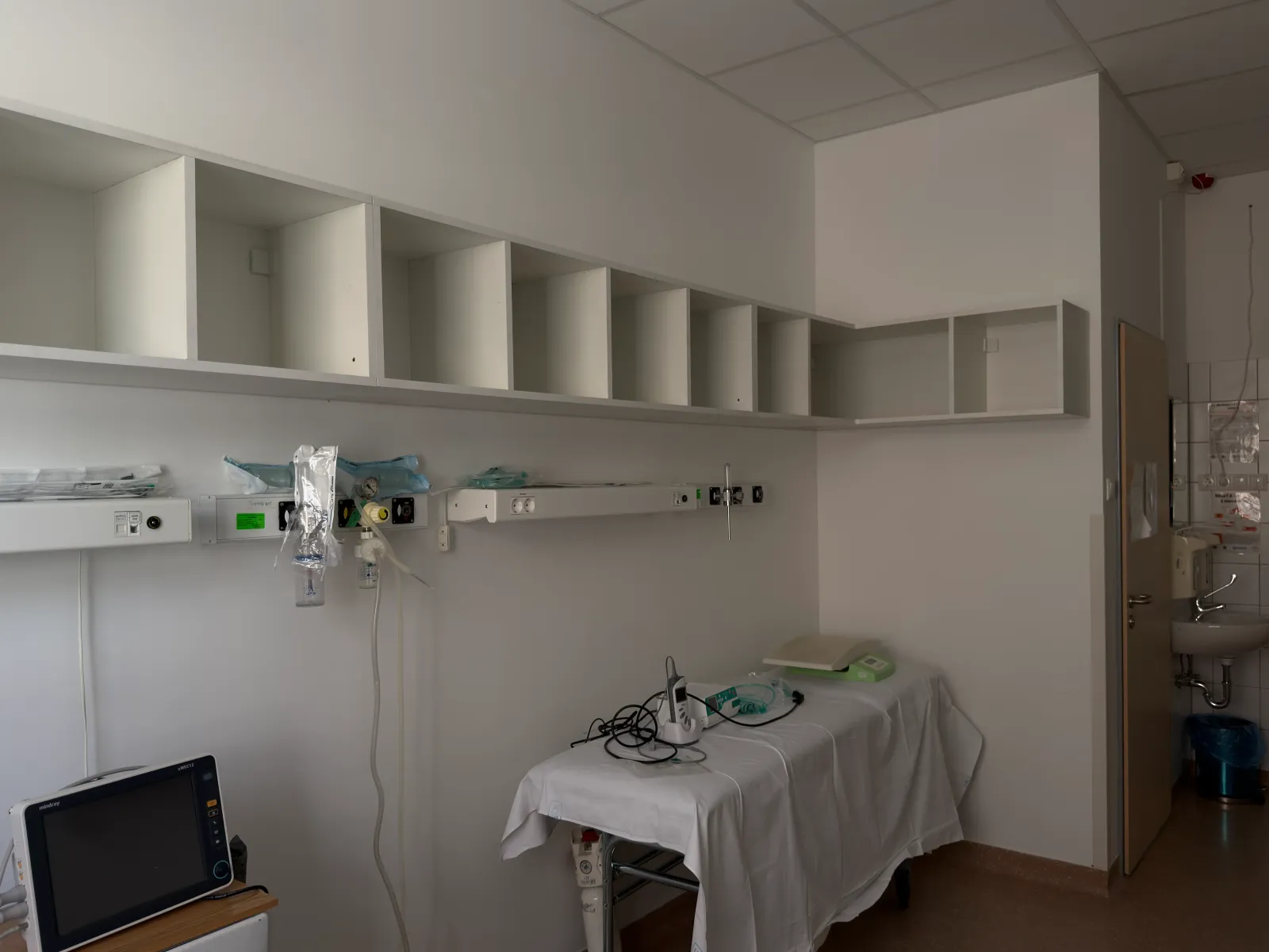 White storage cabinets from Terra Forte Bau for the Eger hospital