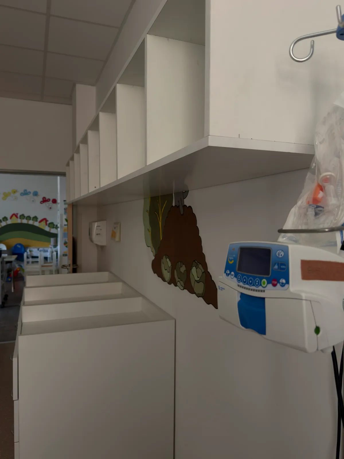 Standing storage cabinet for the hospital ward