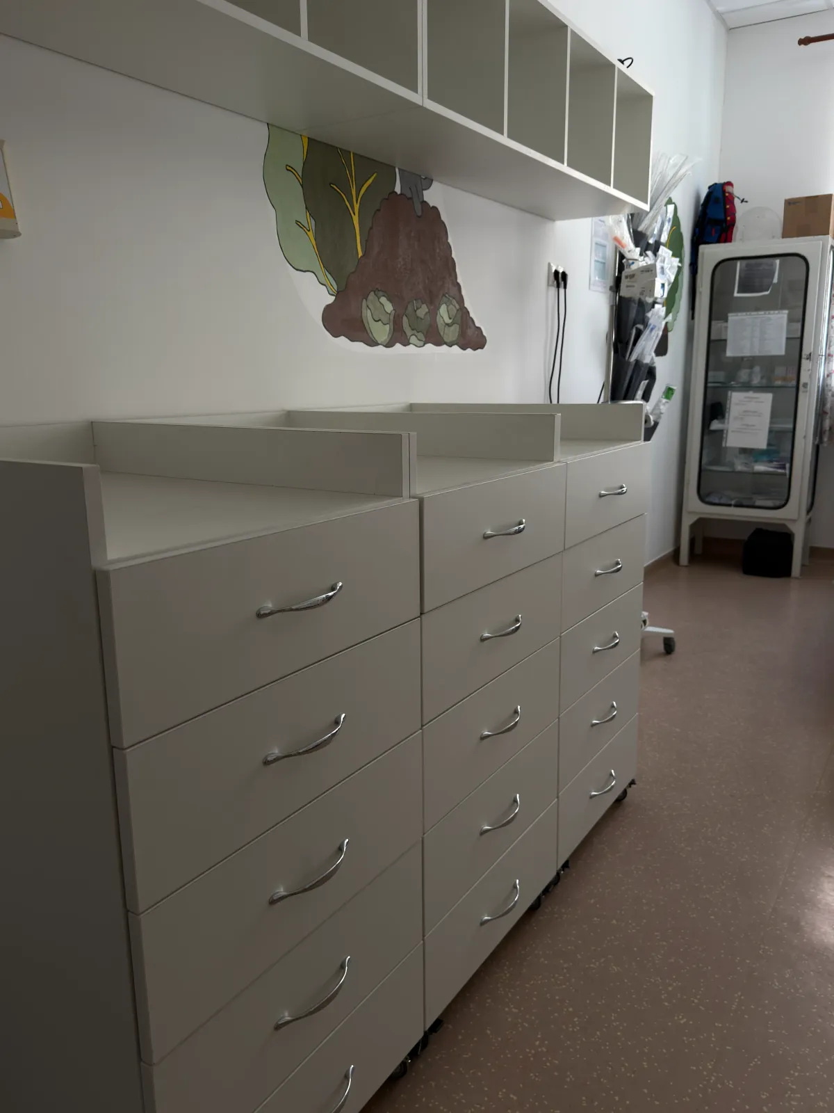 White standing cabinet for the Eger hospital, made by Terra Forte Bau